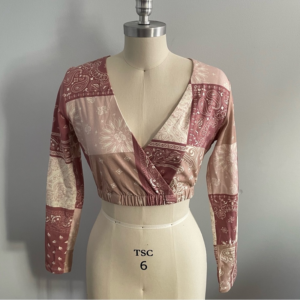 ASOS 4505 Bandana Print Activewear V-Neck Crop Top- Pink and Cream- Size 4- NWT